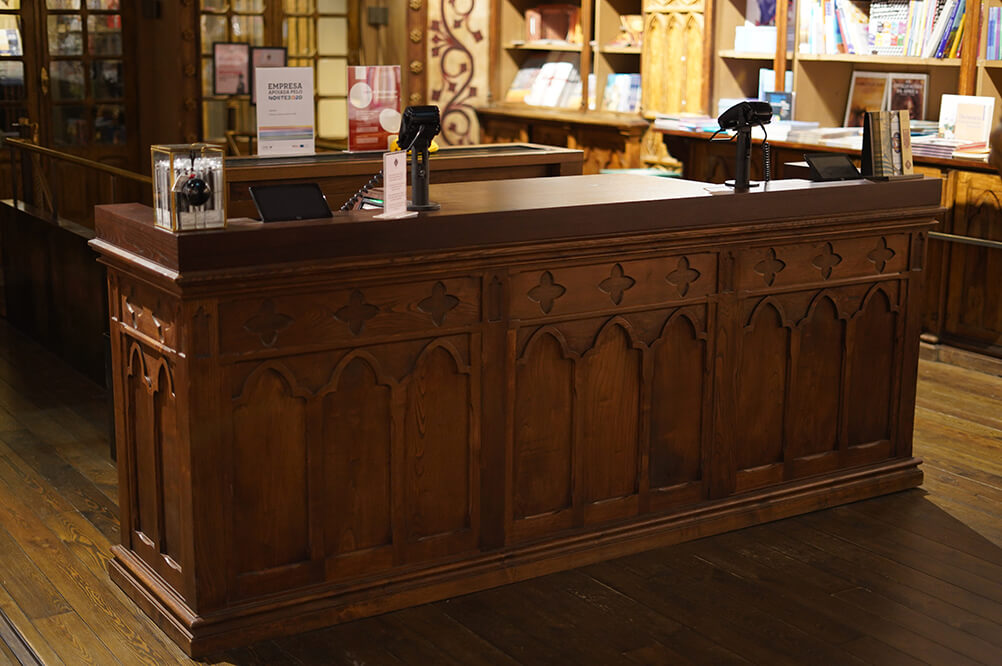 Moobo payment and consultation station at Livraria Lello