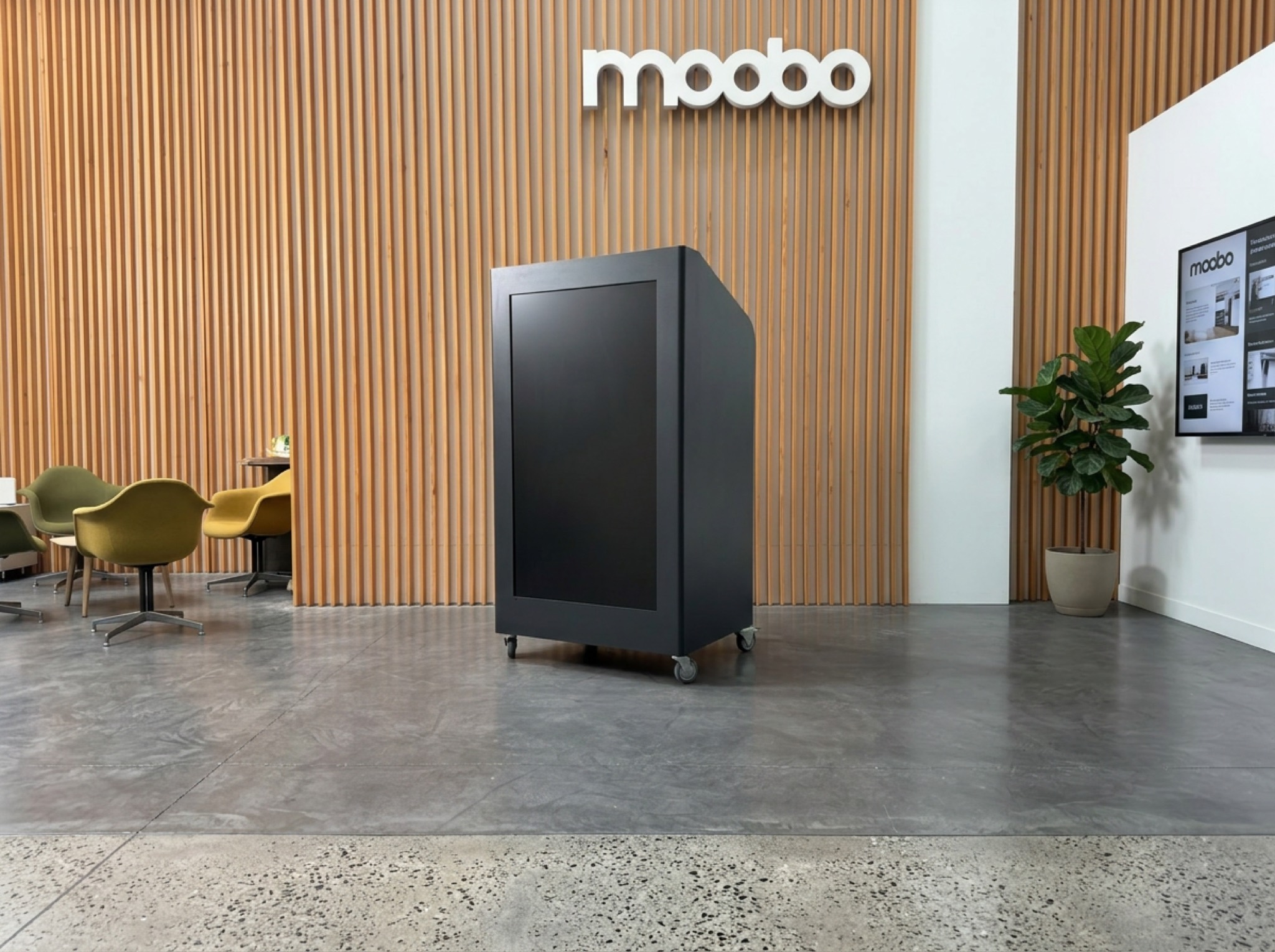 Mobile lectern kiosk on castors